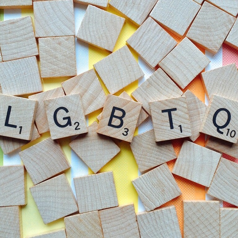 Kim jest queer? Wszystko, co musisz wiedzieć o osobach queerowych
